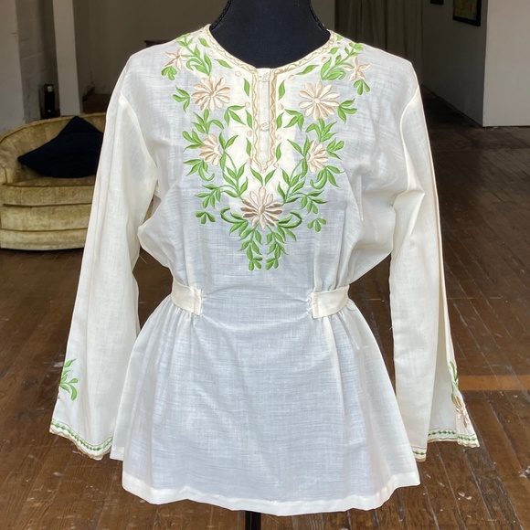 Vintage Tops - Vintage sixties anembroidered Green floral boho top